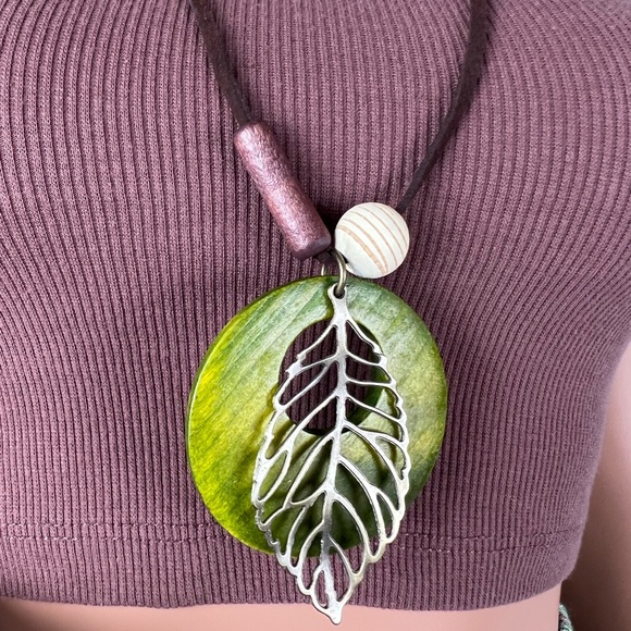 Vintage Style Leaf Statement Necklace - Picture 3 of 6